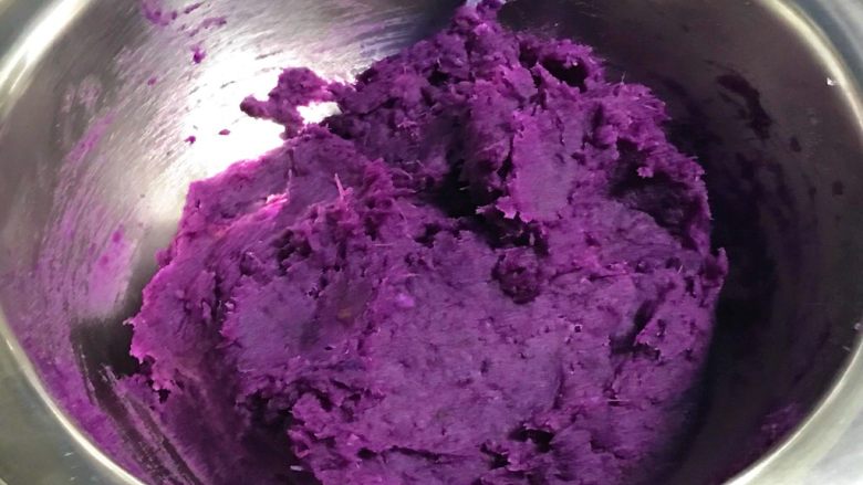 芝麻紫薯糯米饼,糖和紫薯充分搅拌均匀。