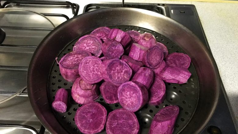 芝麻紫薯糯米饼,切段，放在蒸帘上蒸熟。