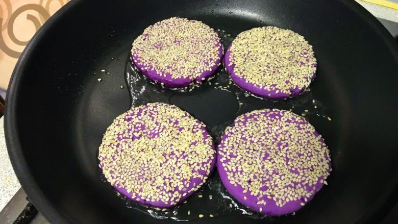 芝麻紫薯糯米饼,小火油锅，慢慢煎。