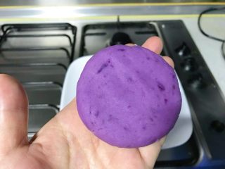 芝麻紫薯糯米饼,紫薯团拍扁。