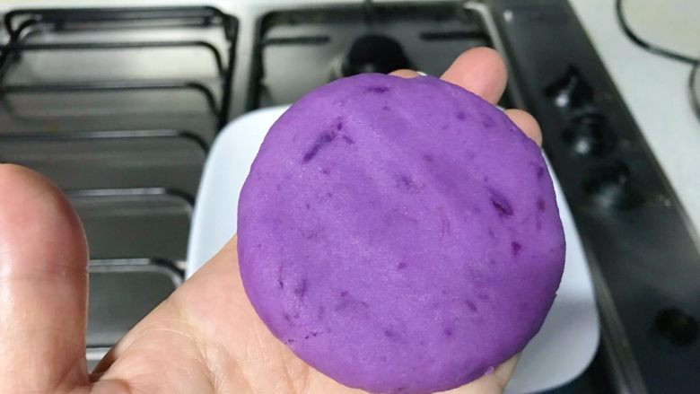 芝麻紫薯糯米饼,紫薯团拍扁。