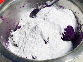 芝麻紫薯糯米饼,倒入紫薯泥中。