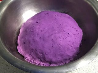 芝麻紫薯糯米饼,像和面似的，揉光滑。适量添加少许水，和出软硬程度和烙饼用面接近。