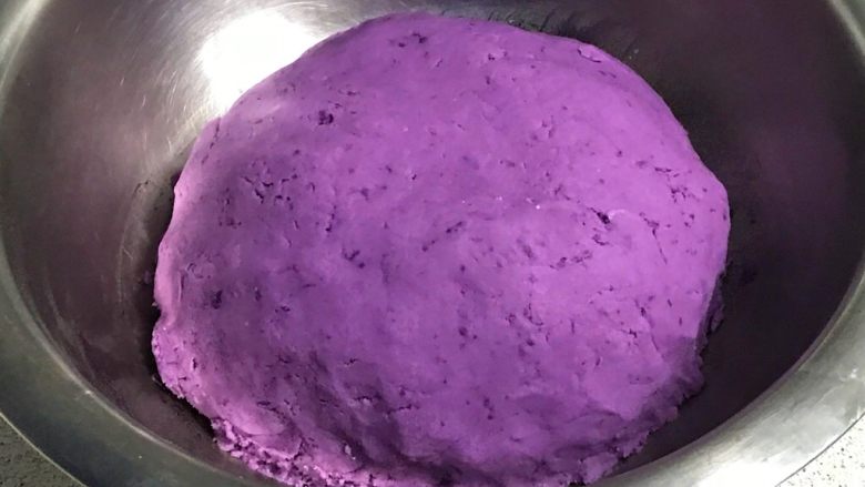 芝麻紫薯糯米饼,像和面似的，揉光滑。适量添加少许水，和出软硬程度和烙饼用面接近。
