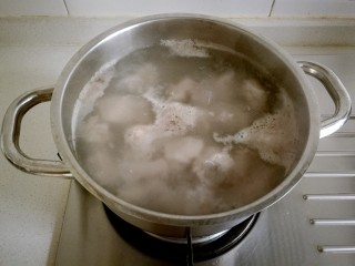 啤酒卤蛋烧排骨,锅中加水放入排骨段焯水，捞出后用温水洗净。