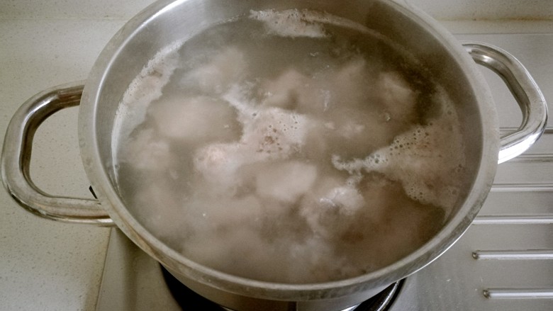 啤酒卤蛋烧排骨,锅中加水放入排骨段焯水，捞出后用温水洗净。