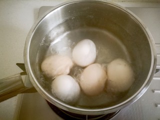 啤酒卤蛋烧排骨,鸡蛋洗净放进水中煮至全熟。