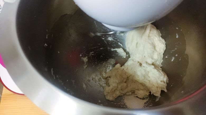 白雪公主与七矮人,面粉混合均匀后加入酵母粉，继续慢速搅拌生成面筋后，在高速搅打面条成7-8成。