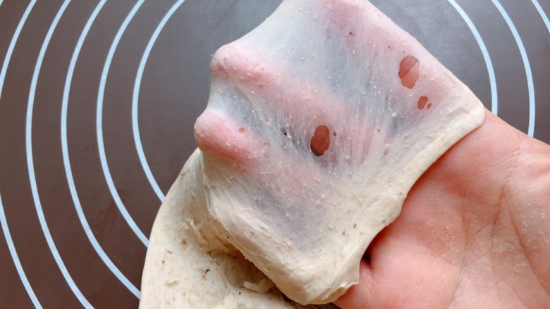 芝士辣肉松面包 | 手揉党,揉至能拉出薄膜即可，这款面包倒不需要手套膜