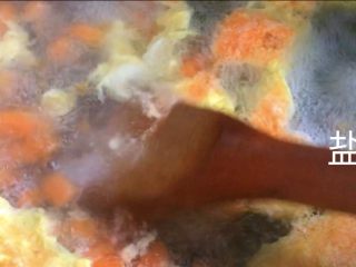 番茄蛋花汤,加入盐，搅拌均匀