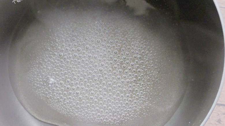 糖霜核桃,晃动锅，直至白糖完全融化，冒泡。熬糖的过程尽量不要用厨具搅拌
