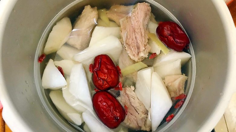 暖冬系列～滋补养生之红枣枸杞萝卜大骨汤,加入适量饮用水，约摸锅子的二分之一左右