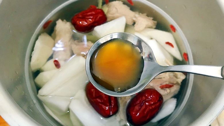 暖冬系列～滋补养生之红枣枸杞萝卜大骨汤,加一勺料酒