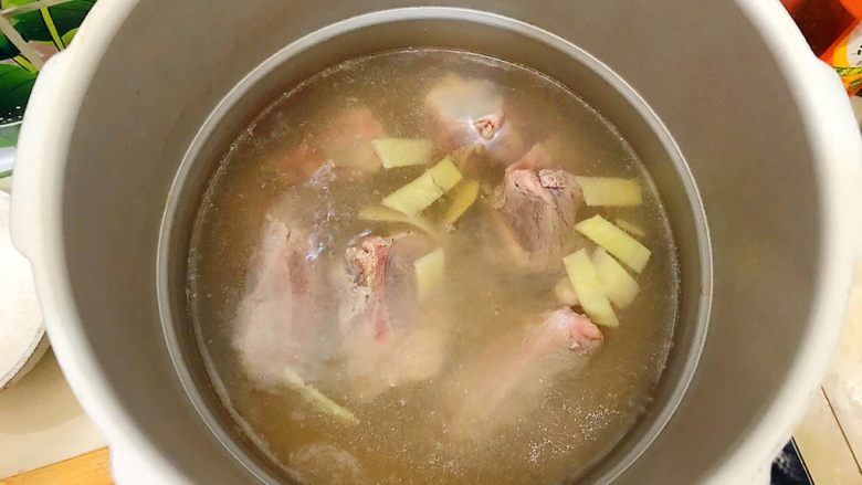 暖冬系列～滋补养生之红枣枸杞萝卜大骨汤,煮两三分钟
