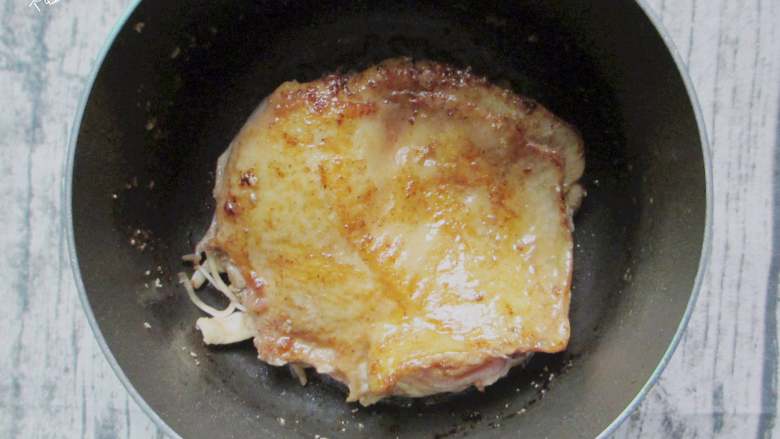 脆皮闷烧鸡腿,平底锅加热，锅内放少许油，油热后将腌好的鸡腿肉煎至两面金黄