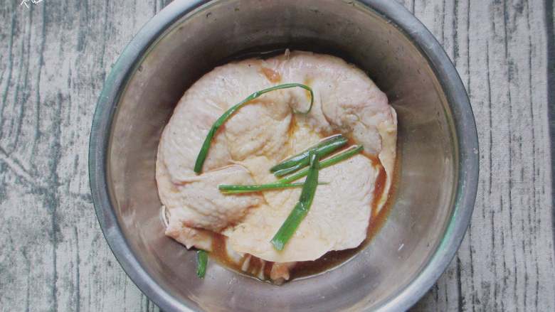 脆皮闷烧鸡腿,用刀尖在鸡肉的一面划上几刀,筋剪断，加姜片、葱、胡椒粉，料酒稍腌