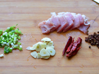 砂锅鱼香茄子煲,	将五花肉先切成薄片，大蒜切成片，小香葱切成碎
