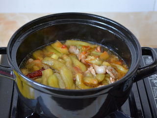 砂锅鱼香茄子煲,炒好后的茄条里面加入清水，
