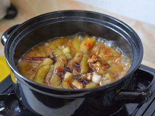 砂锅鱼香茄子煲,将盐、酱油、蚝油、白糖加入到黑乐砂锅里面