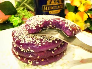 芝麻紫薯糯米饼,糯糯，甜甜，软软，绵绵，滑滑……