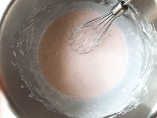 下午茶の草莓慕斯,将放凉的草莓酱加入到打发的淡奶油中，混合均匀。