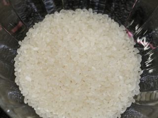 粉肠猪肝粥,珍珠米洗干净沥干水放入冰箱冷冻30分钟，这样能使米在熬煮的时候比平时更快速煮烂
