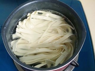 家常油泼面,用筷子搅拌几下，以防粘锅