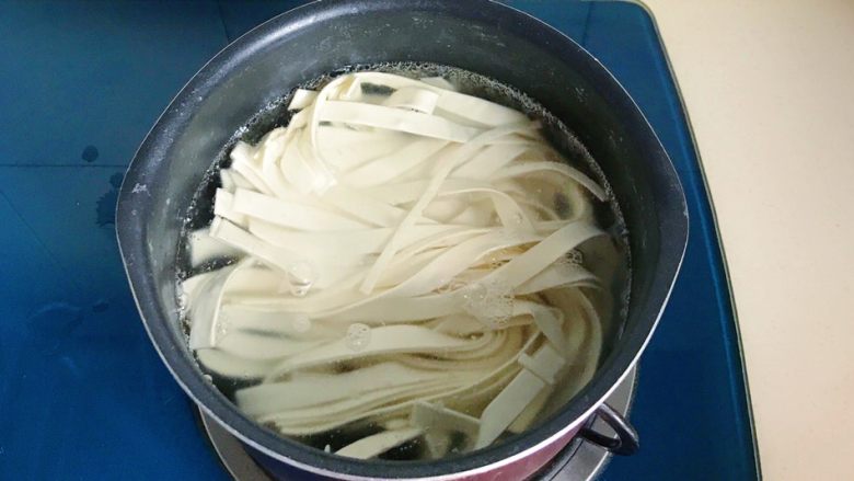 家常油泼面,用筷子搅拌几下，以防粘锅