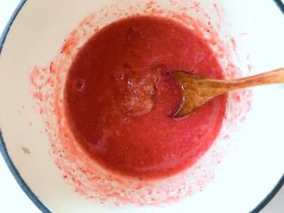 下午茶の草莓慕斯,趁草莓酱还有余热是加入浸泡好的吉利丁片，搅拌使其融化，放凉。
