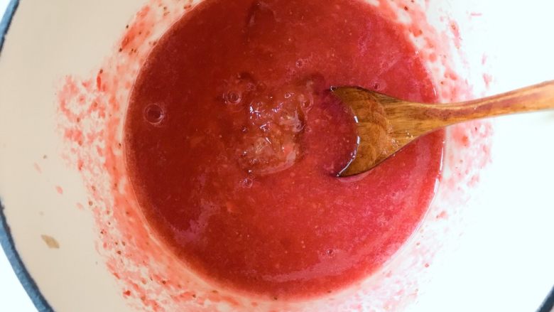 下午茶の草莓慕斯,趁草莓酱还有余热是加入浸泡好的吉利丁片，搅拌使其融化，放凉。