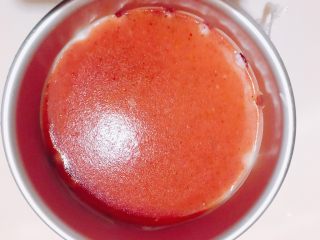 下午茶の草莓慕斯,将草莓镜面汁倒入到慕斯层上，冷藏四小时。