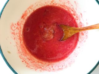 下午茶の草莓慕斯,镜面制作：
将草莓打成泥，微微加热，加入泡好的一片吉利丁片，搅拌使其融化，放凉！