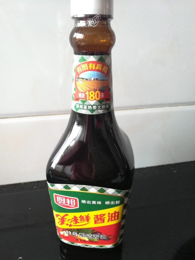 自制牛肉干,准备一瓶<a style='color:red;display:inline-block;' href='/shicai/ 135284'>美味鲜酱油</a>750ml。