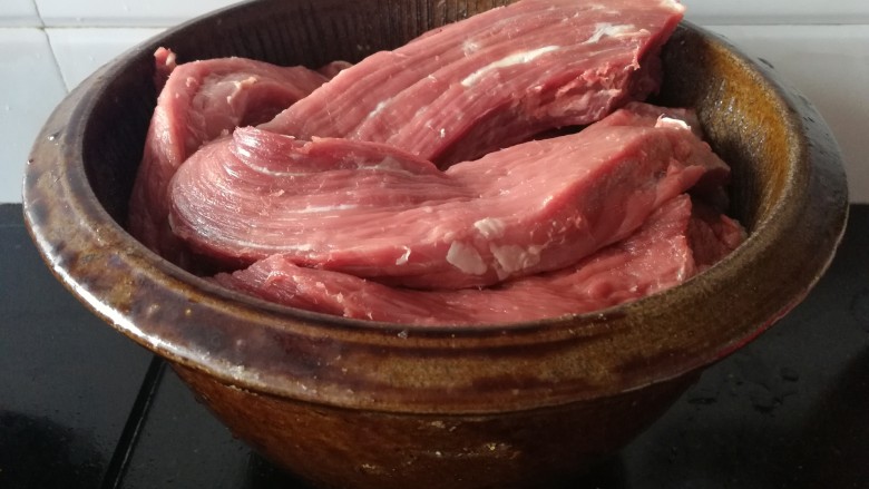 自制牛肉干,把切好的牛肉放入一个深点的容器，最好不要用金属的，以免浸泡过程中释放有害物质。