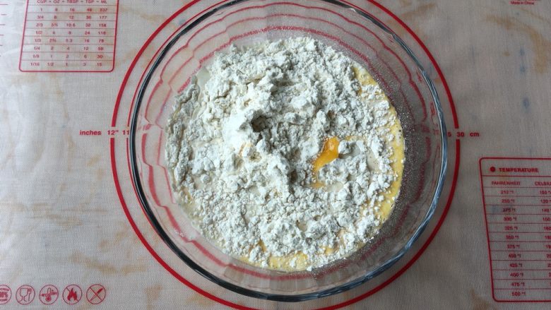 超软绵鲜奶吐司
,除酵母和黄油外，所有材料混合在一起。因为家里剩下一个没用完的鸡蛋，所以把蛋黄也加进去了，但是最好是蛋清，这样做出来的面包更柔软，拉丝效果更好！