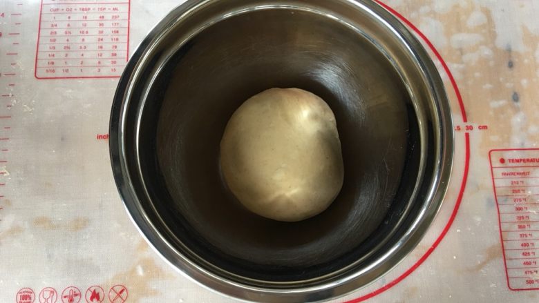 超软绵鲜奶吐司
,把揉好的面团放入盆里，用保鲜膜封好，进行第一次发酵。