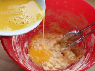 香蕉核桃蛋糕,3.分多次加入鸡蛋，每加一次都要完全拌均匀，就是说没有油水分离现象。
