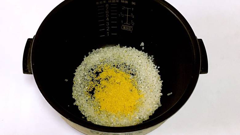 翡翠鳕鱼粥宝宝辅食,大米小米洗净，加适量水，放到电饭煲里熬成稀饭。有时间的妈妈可以将大米小米提前浸泡15-30分钟，或用砂锅煲粥。