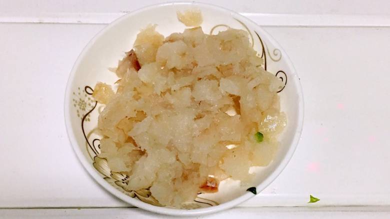 翡翠鳕鱼粥宝宝辅食,鳕鱼去皮去刺后切小粒或剁碎。