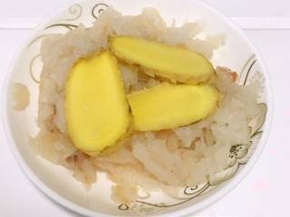 翡翠鳕鱼粥宝宝辅食,鳕鱼里放些姜片或柠檬片去腥。
