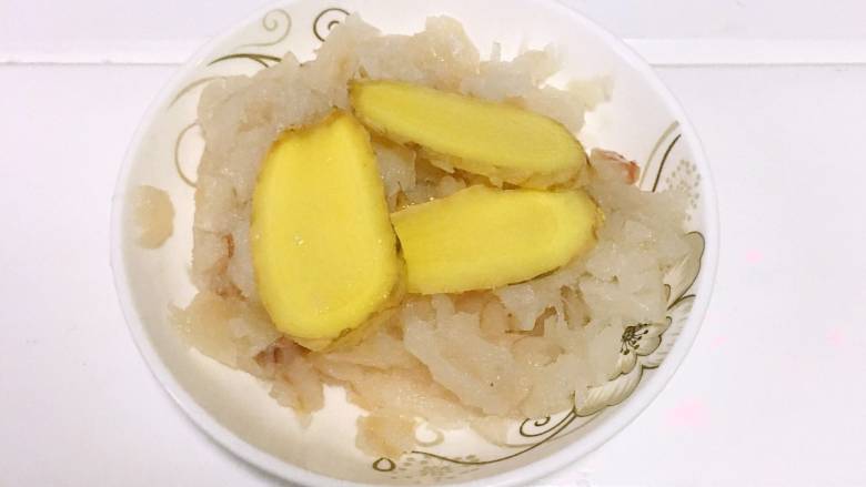 翡翠鳕鱼粥宝宝辅食,鳕鱼里放些姜片或柠檬片去腥。
