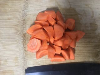 泰式咖喱土豆,胡萝卜滚刀切小块