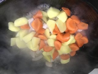 泰式咖喱土豆,倒入胡萝卜和土豆
