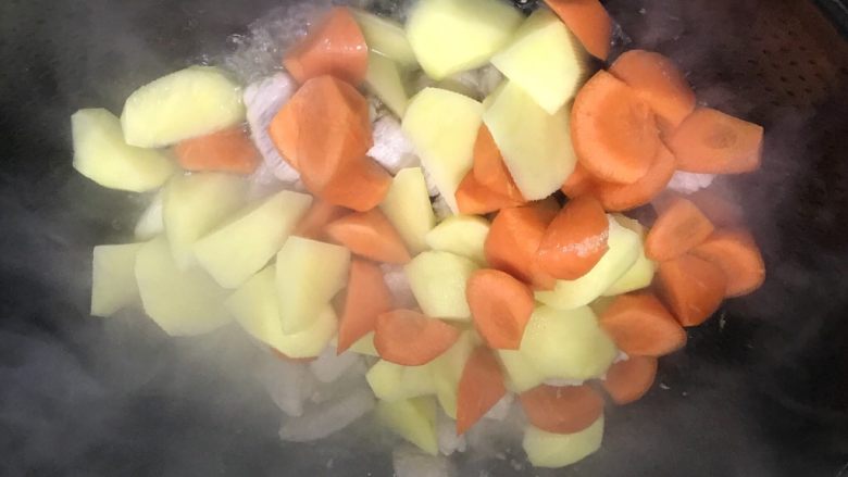 泰式咖喱土豆,倒入胡萝卜和土豆
