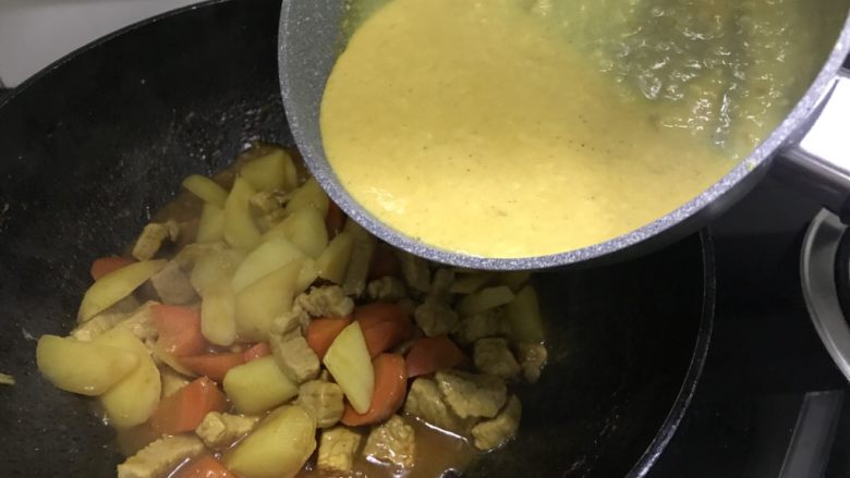 泰式咖喱土豆,把调好的咖喱汁倒进土豆中