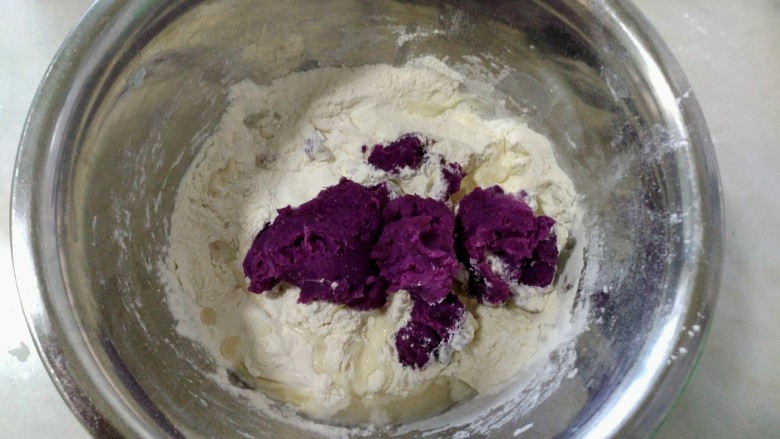 紫薯馒头,白面和紫薯泥放入盘里，加泡打粉，白糖，加入另一半酵母水