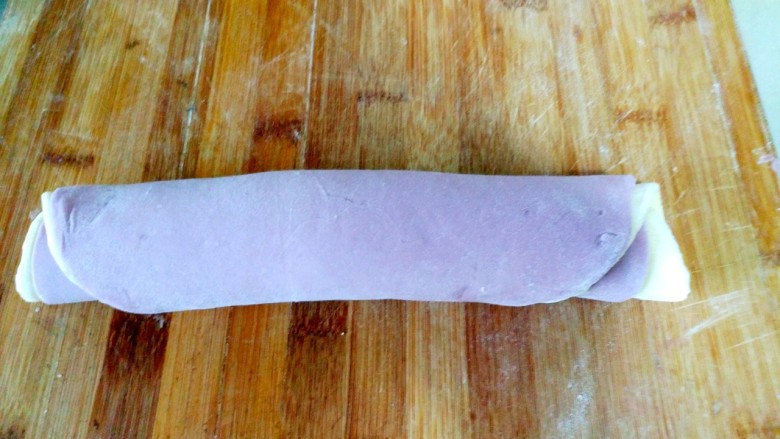 紫薯馒头,把白面饼放在紫薯饼上面，卷起来