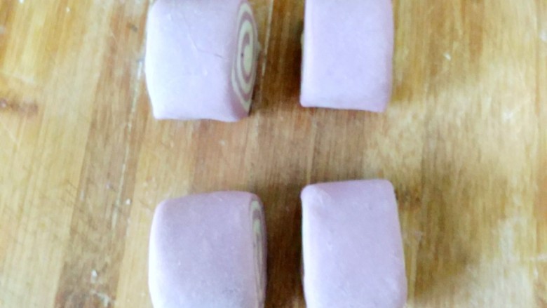紫薯馒头,用刀切成馒头