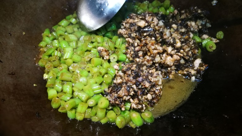 榄菜肉末四季豆,水收至三分之一左右时，加榄菜肉末，炒匀出锅