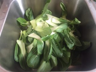 平菇蒜香小油菜,小油菜用刀把根部切掉，整片的小油菜放入水池。